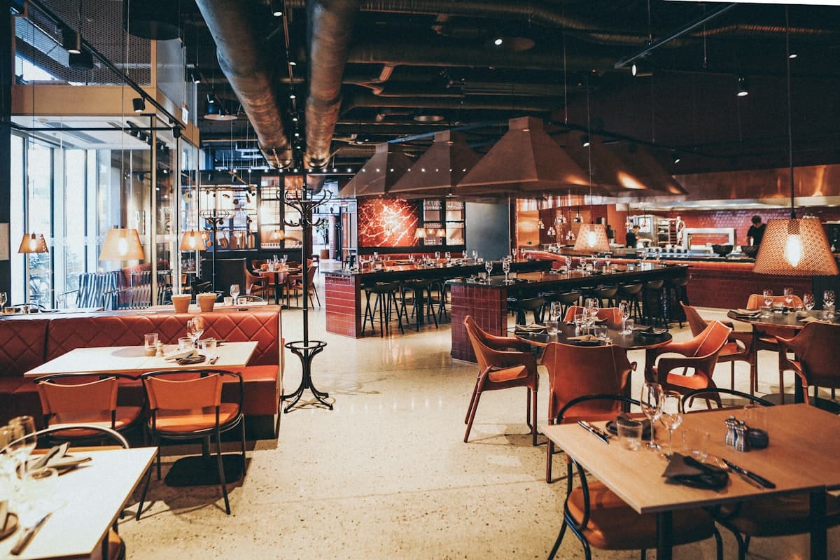 Salle chaleureuse du restaurant
