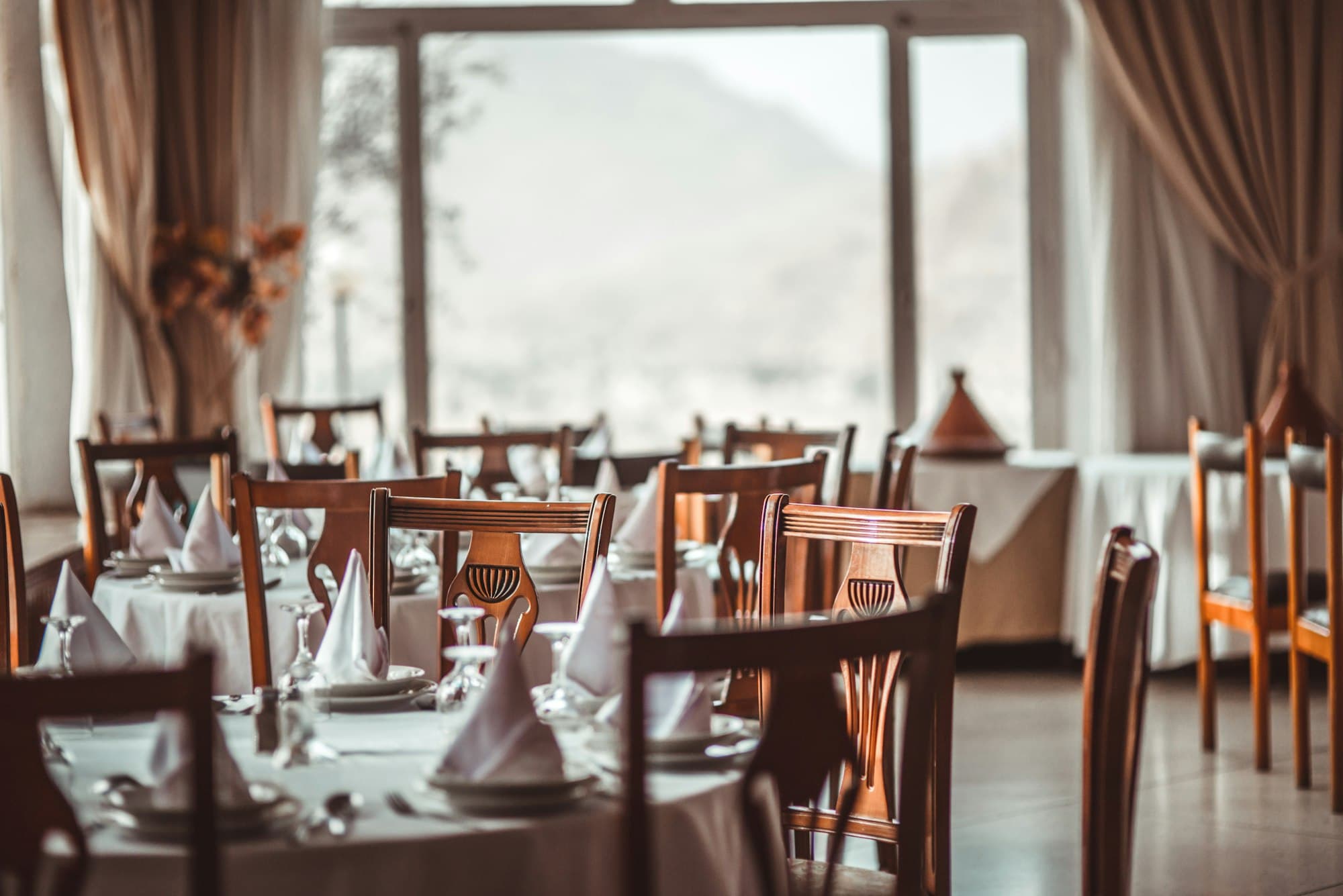 Salle du restaurant Maison Oria, lumière chaude