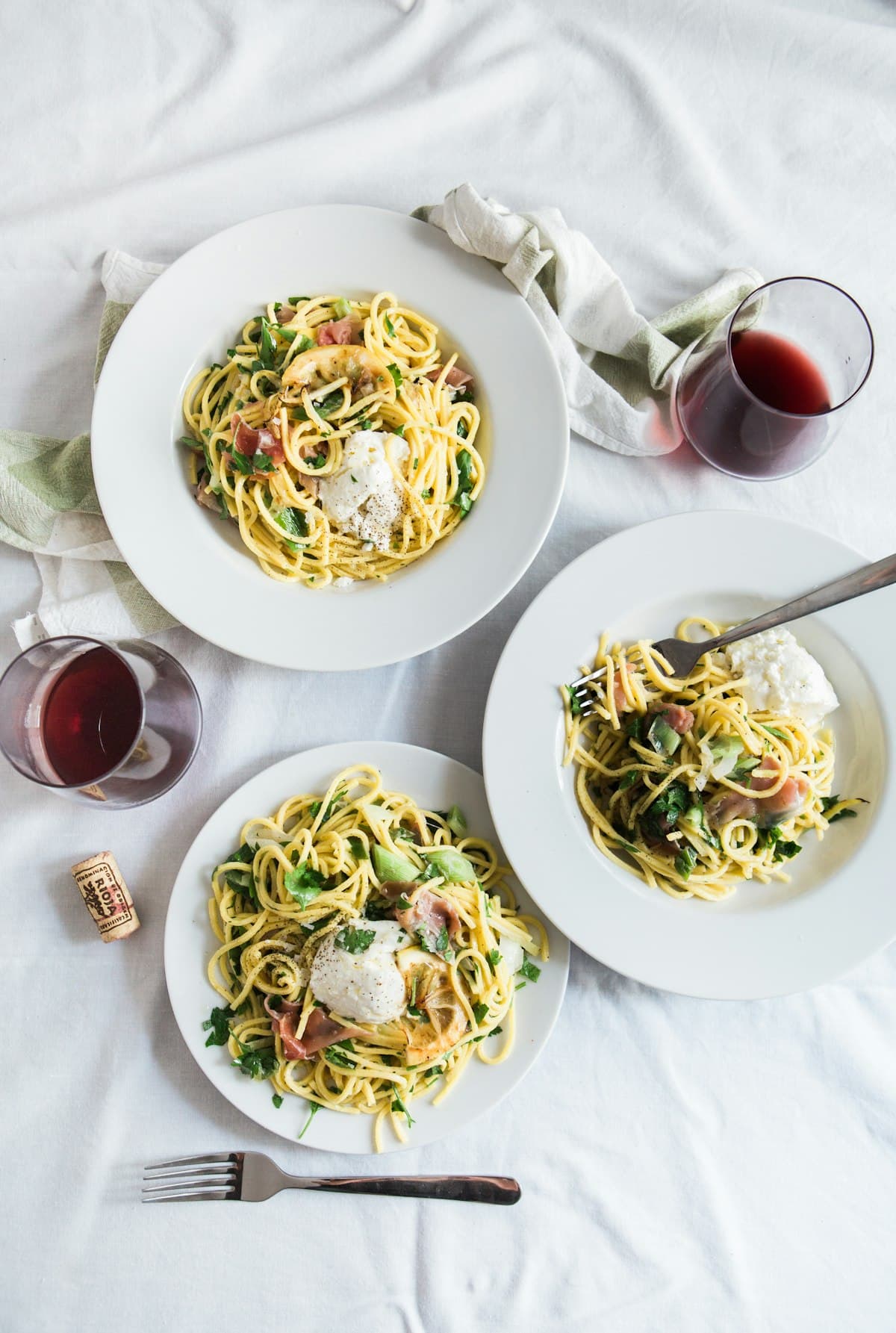 Plat de pâtes fraîches accompagné de vin