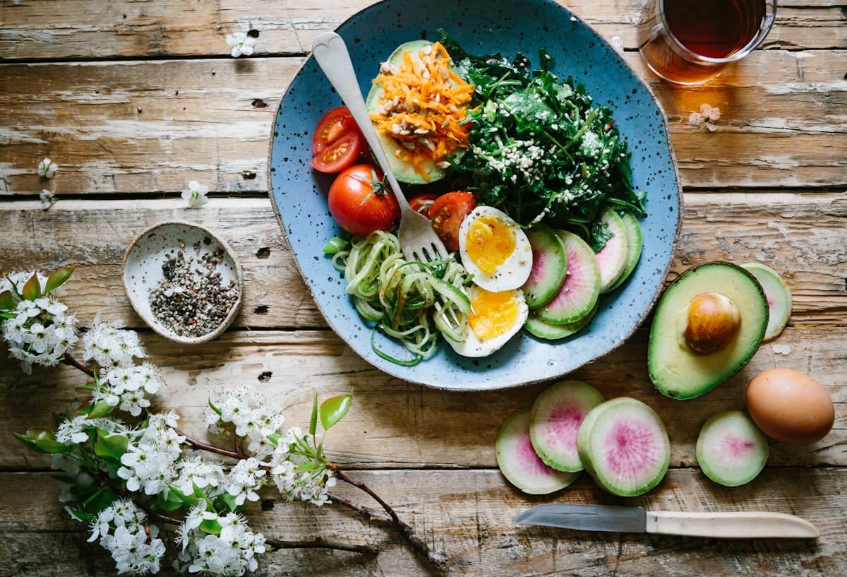 Table dressée avec des produits frais